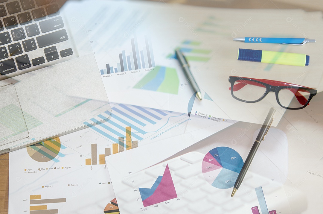 papéis financeiros, computador e material de escritório conceito de negócio