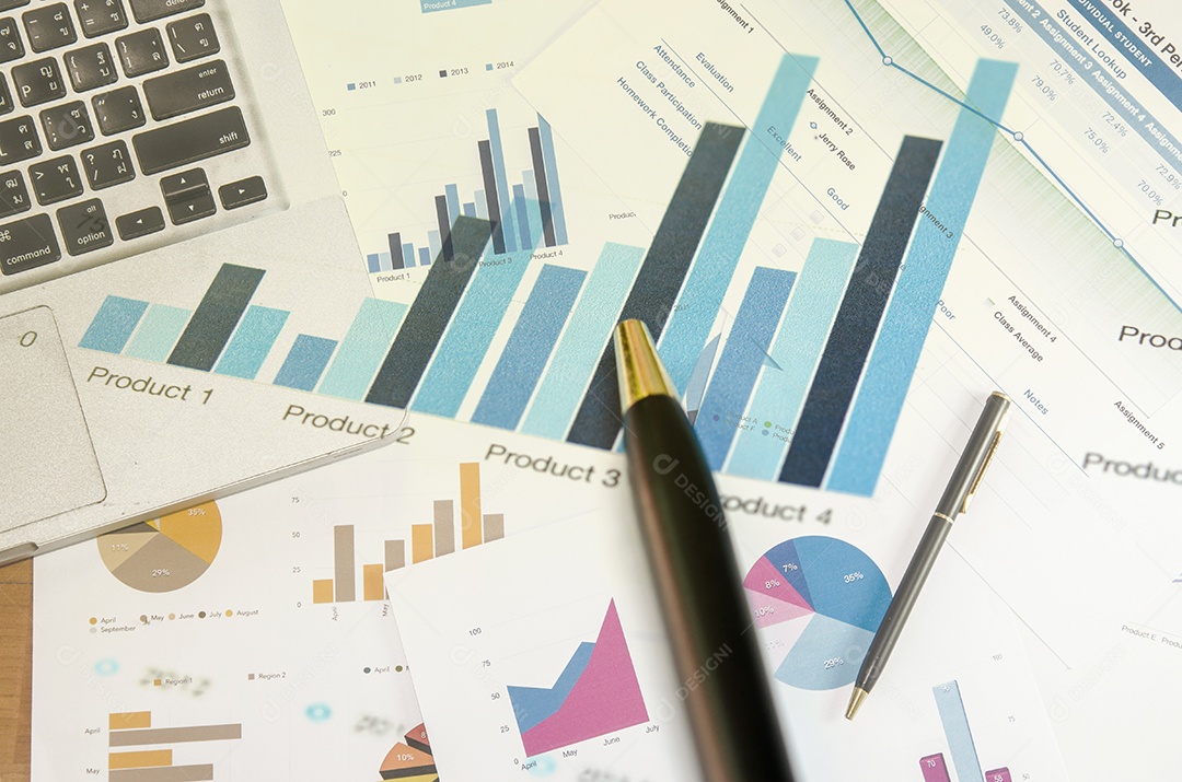 papéis financeiros, computador e material de escritório conceito de negócio