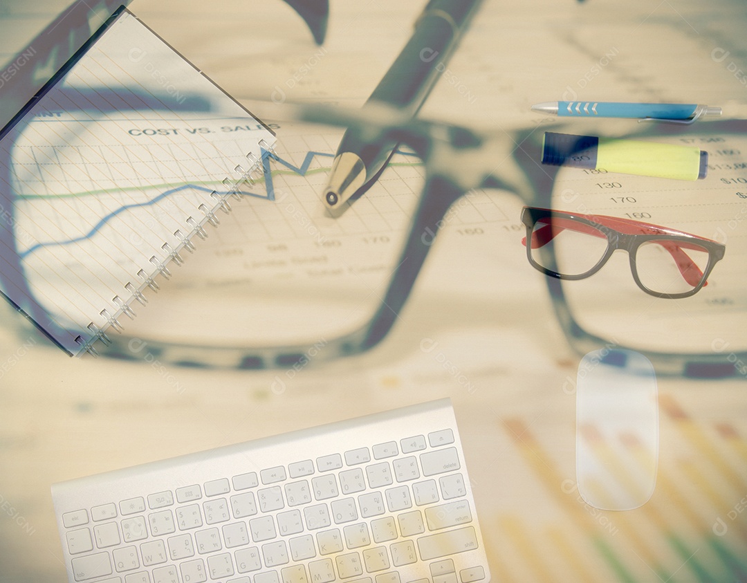 papéis financeiros, computador e material de escritório conceito de negócio