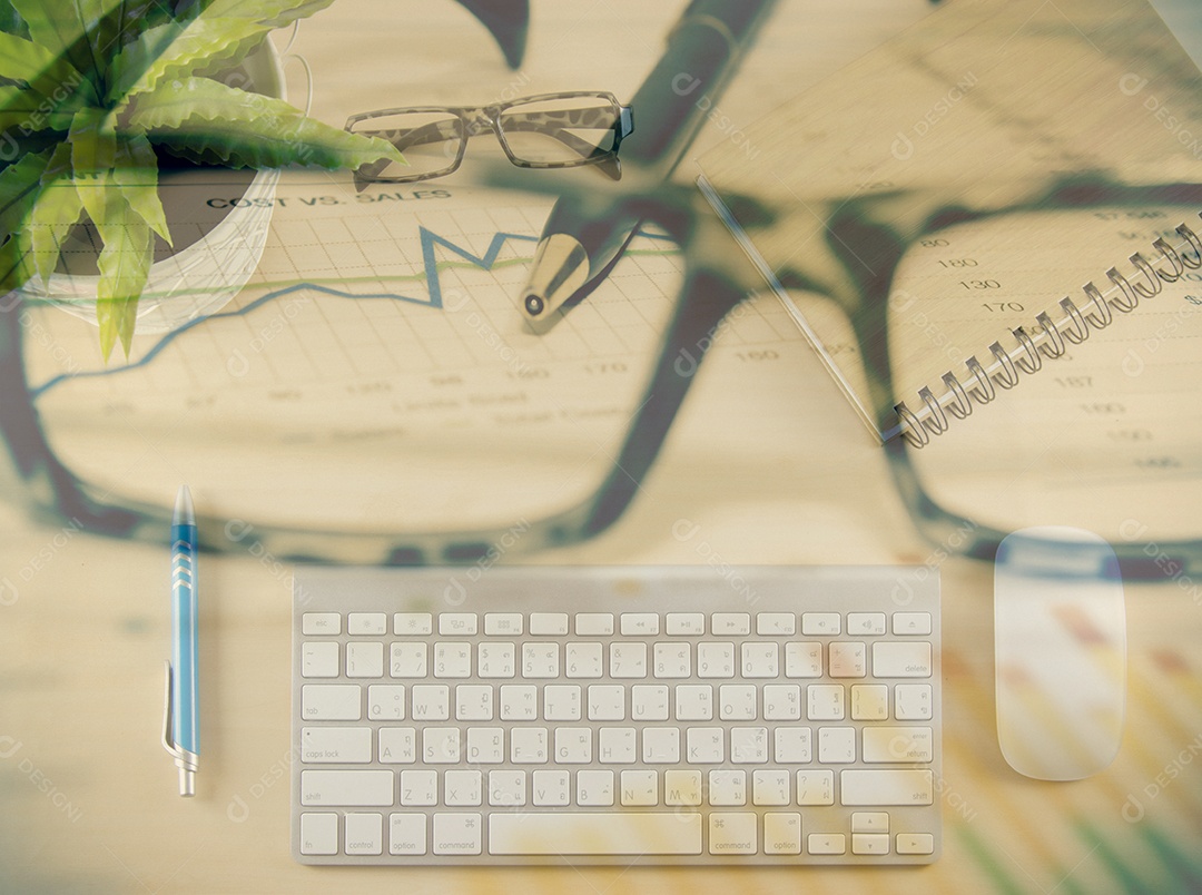 papéis financeiros, computador e material de escritório conceito de negócio