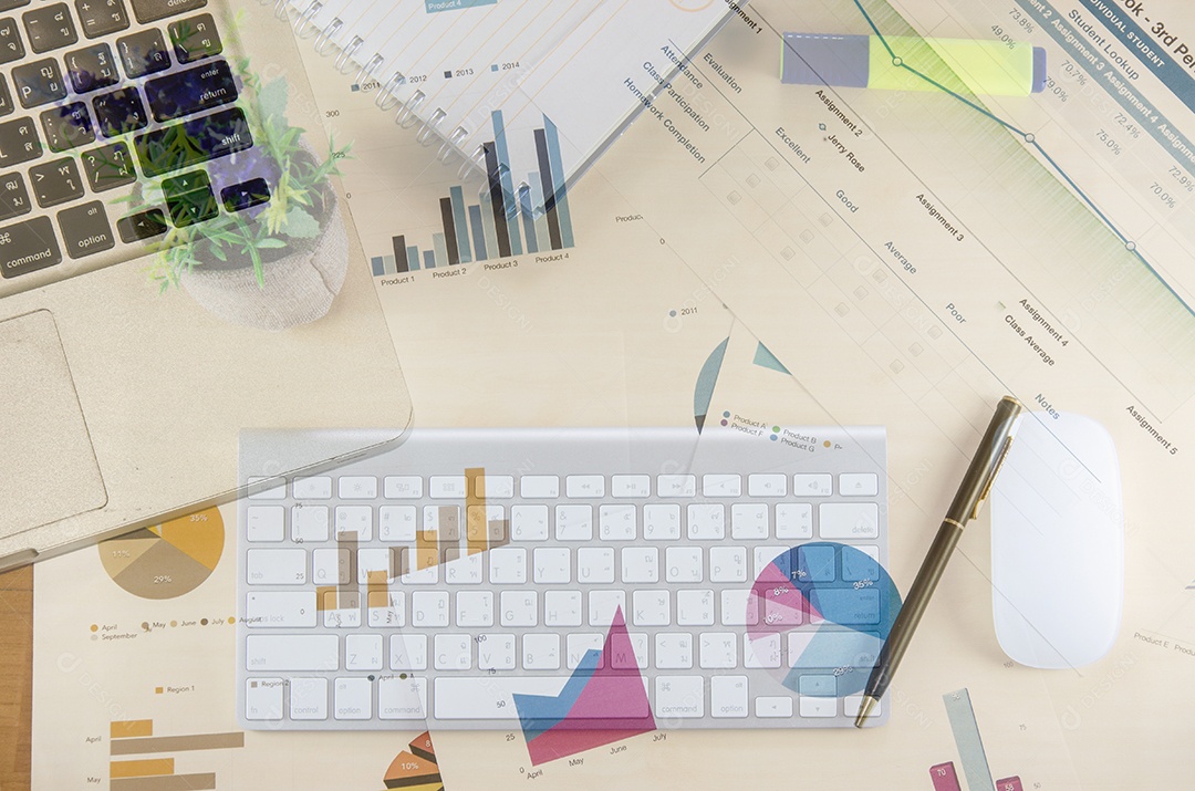 papéis financeiros, computador e material de escritório conceito de negócio