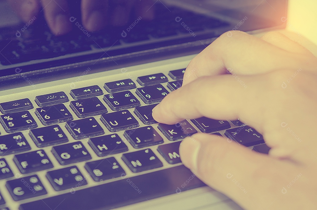 Mão no teclado no estilo de efeito vintage