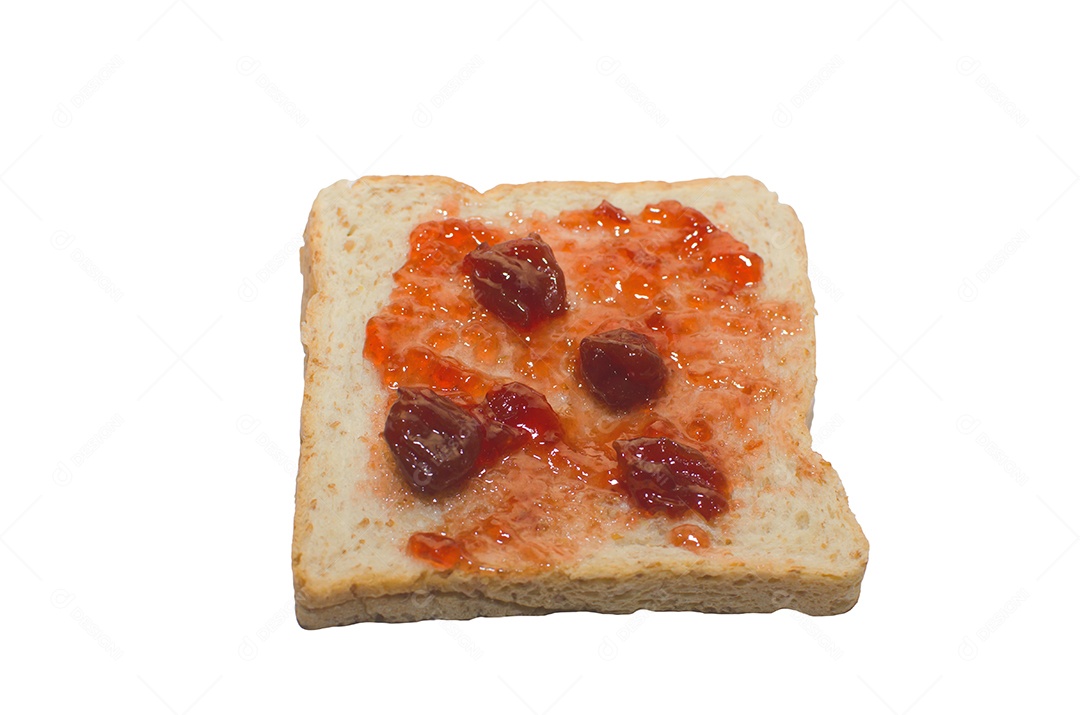 Pão e geléia de morango no fundo branco.