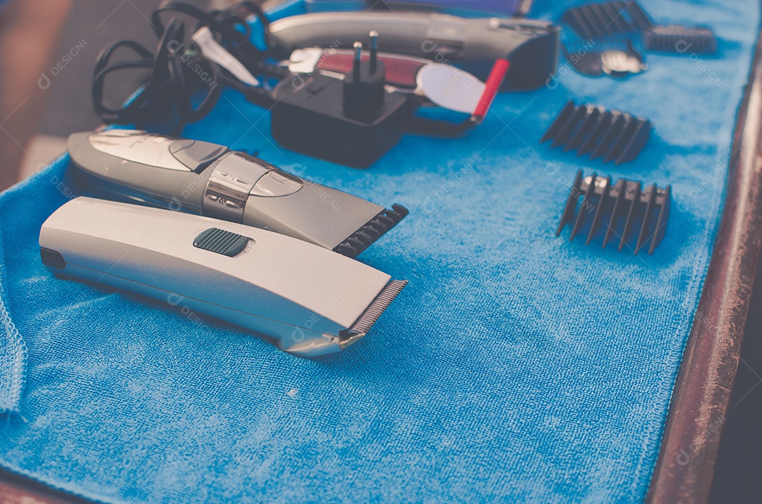 Dispositivos de corte de cabelo na mesa. Dispositivos de corte de cabelo na mesa tons de cores vintage