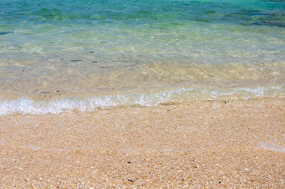 Onda do mar na praia de areia