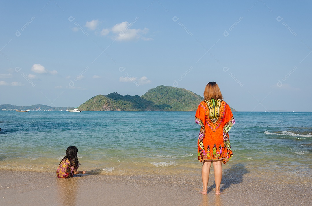 Mãe filha brincando na praia