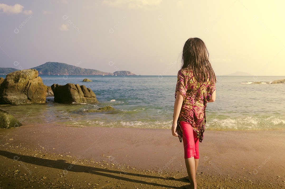 Criança andando na praia