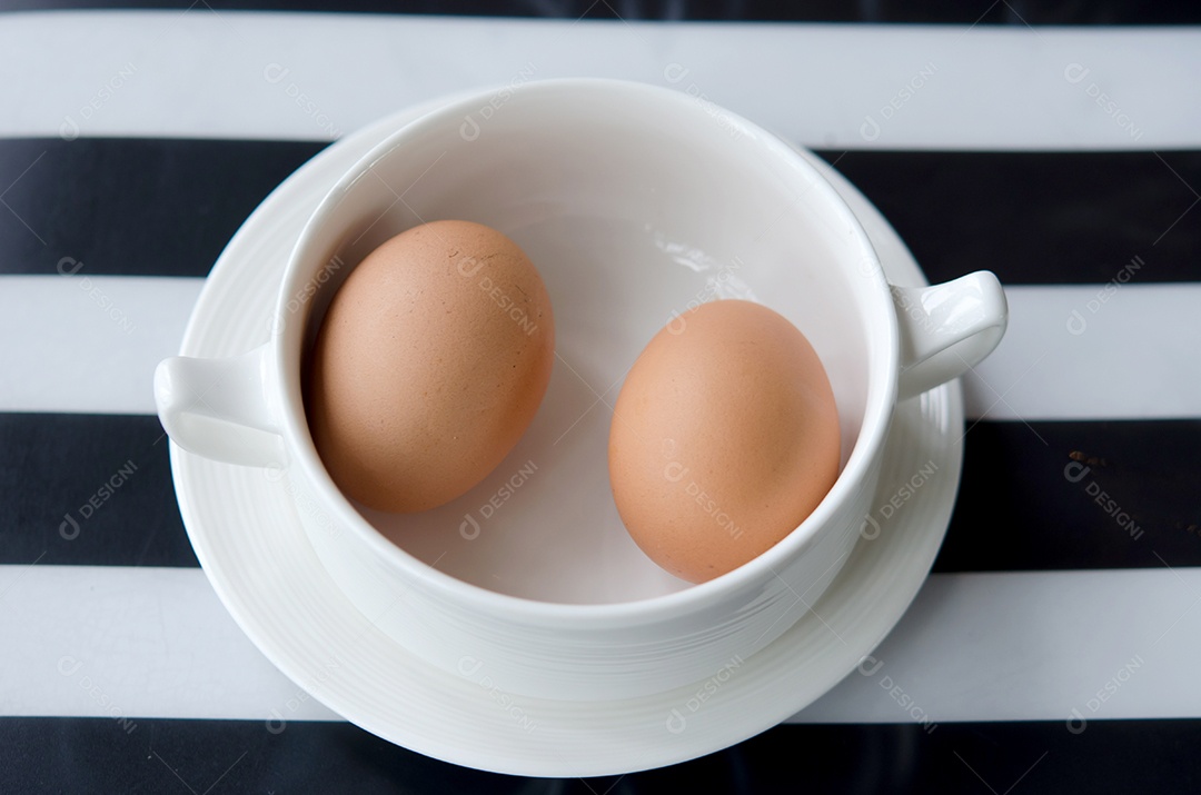 Xicara com dois ovos vermelhos