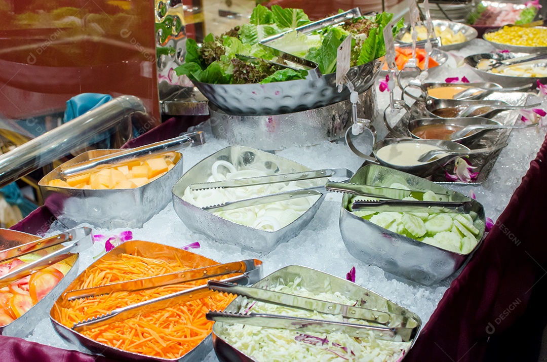 Barra de saladas com legumes no restaurante