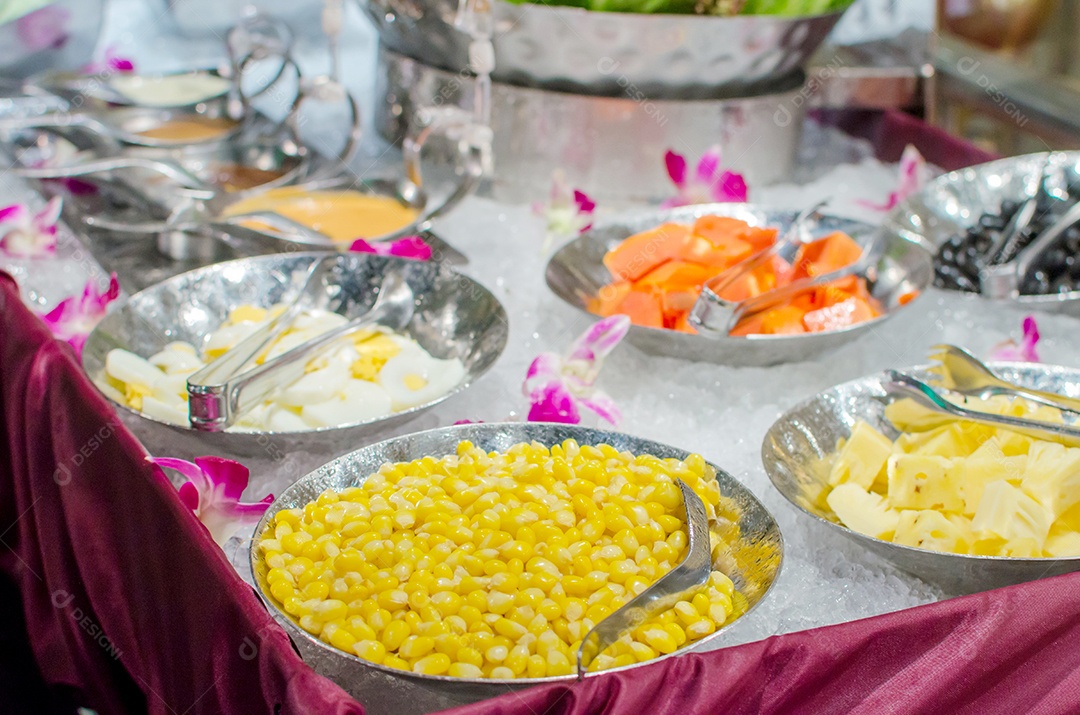 Barra de saladas com legumes no restaurante