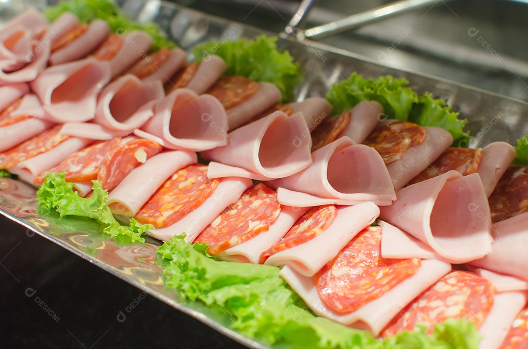 Fatias finas de presunto no corte