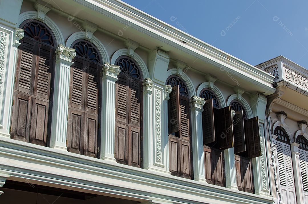 Janela vintage com persianas de madeira arquitetura de estilo português sino.