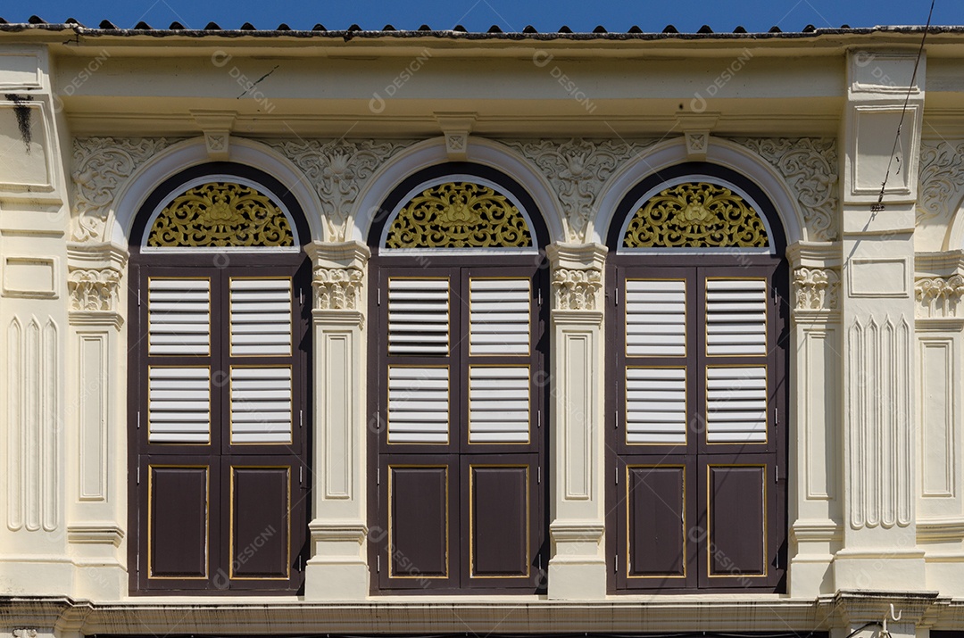 Janela vintage com persianas de madeira arquitetura de estilo português sino.