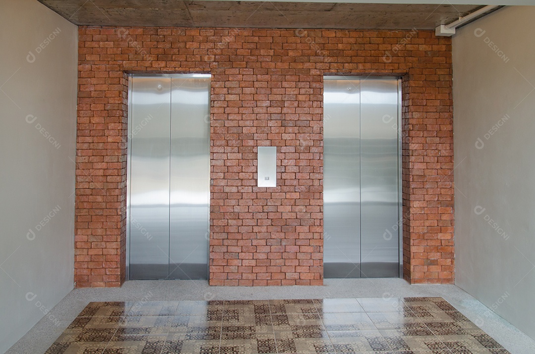 Interior de um corredor com elevador de passageiros