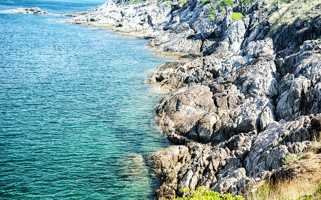 Ondas do mar quebrando nas rochas com salpicos