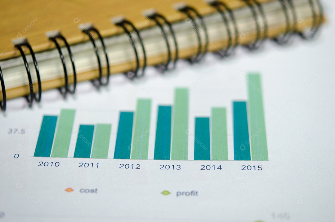 Documentos de negócios, gráficos de barras verdes e livros.