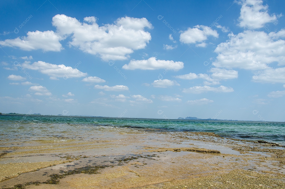 Vista da paisagem do mar, nuvens e céu azul.