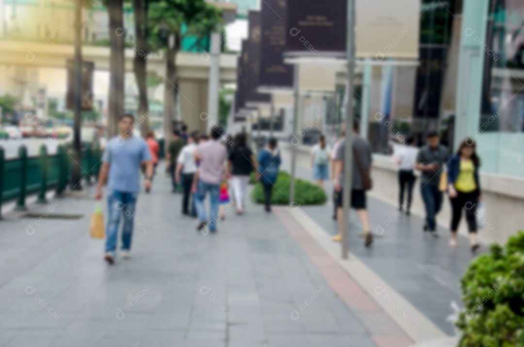 Desfocar as pessoas andando pelas ruas de Bangkok.