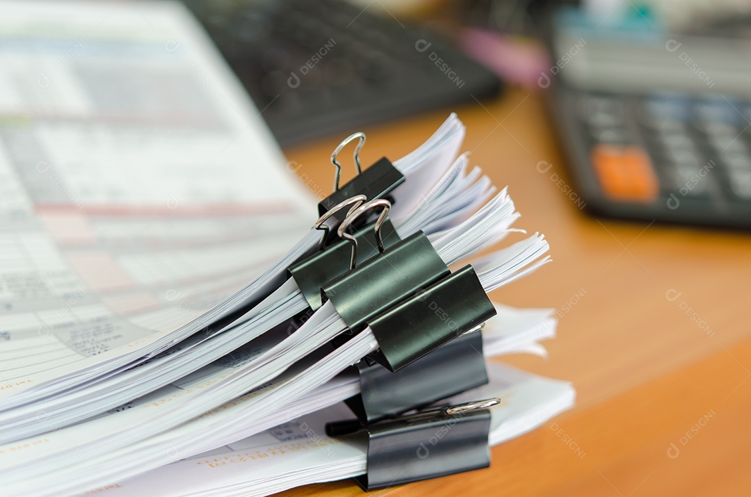 Documentos na mesa e clipe de papel