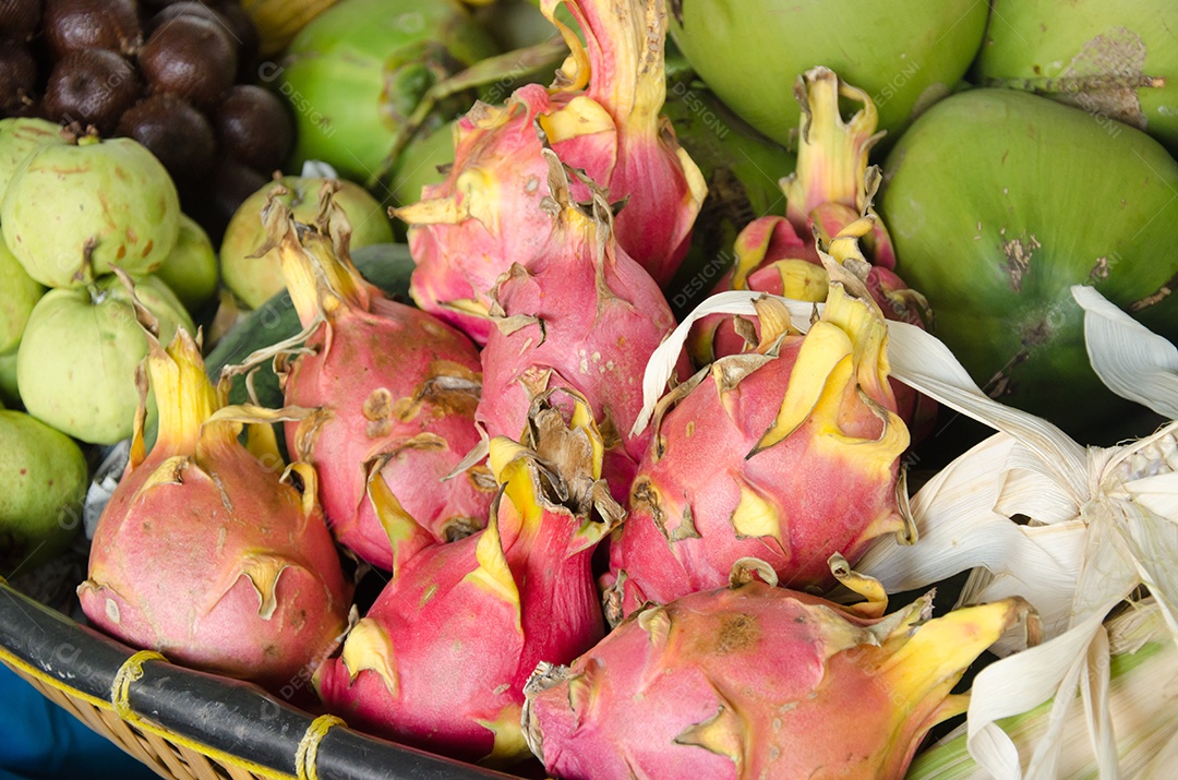 Fruta do dragão na banca do mercado