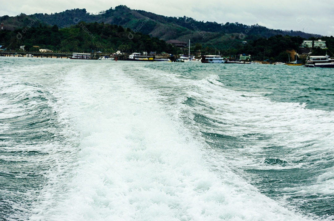 Barco ondas do mar agitado água azul linda