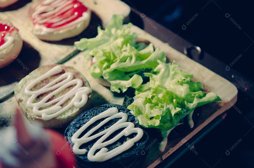 Hambúrguer com legumes e queijo. Filtro vintage