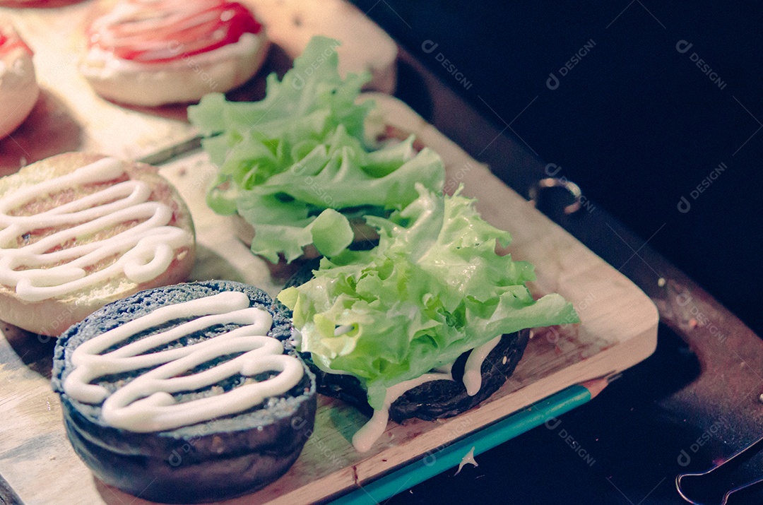 Hambúrguer com legumes e queijo. Filtro vintage