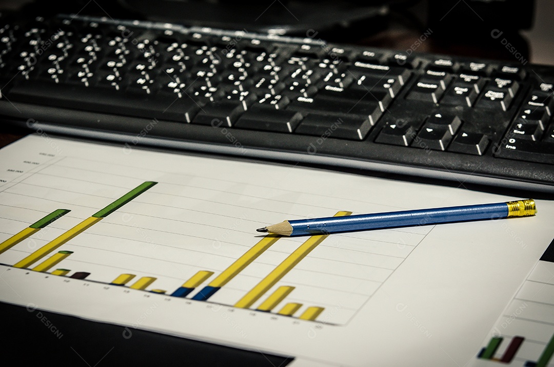 Mesa de trabalho de papel e gráfico de relatório de teclado e lápis na mesa