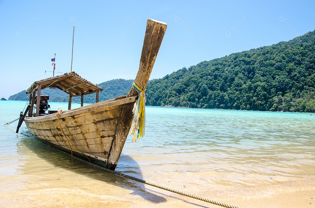 Barco de cauda longa na praia de Similan Island