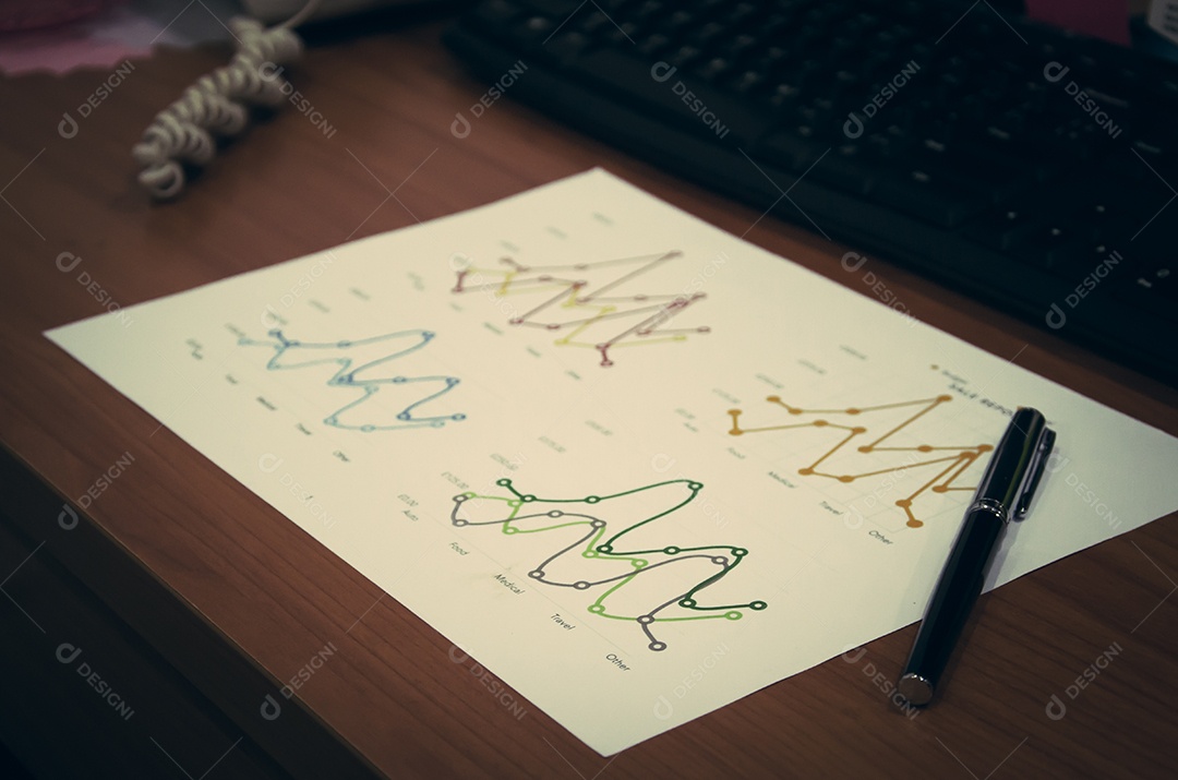 Gráfico de linha na mesa e caneta. Filtro antigo