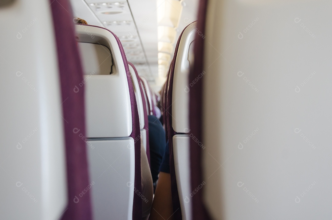 Dentro do assento do avião poltronas pessoas