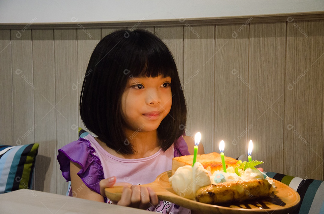 Pão feito como bolo de aniversário da filha. Para soprar velas de aniversário