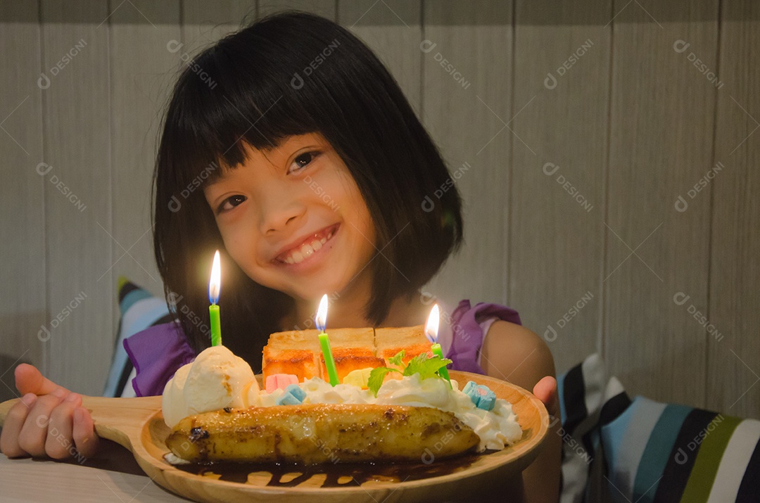 Pão feito como bolo de aniversário da filha. Para soprar velas de aniversário