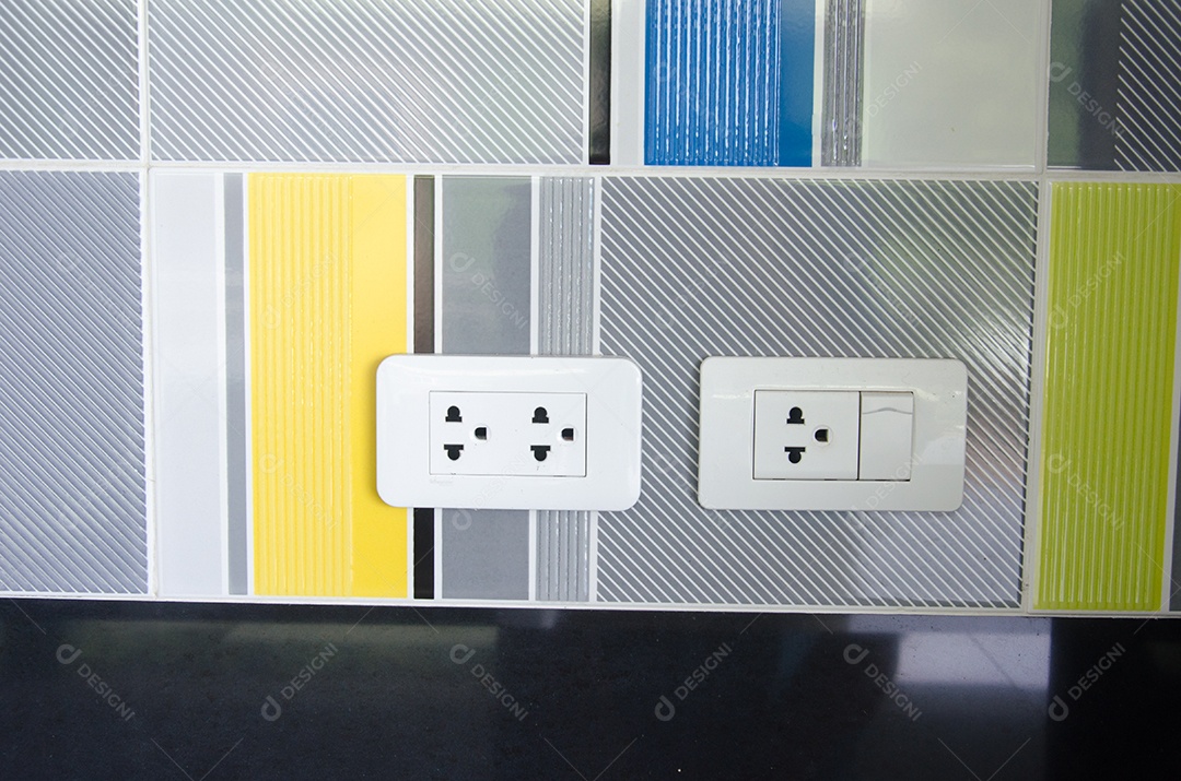 Conecte a bela parede colorida. Tomadas.