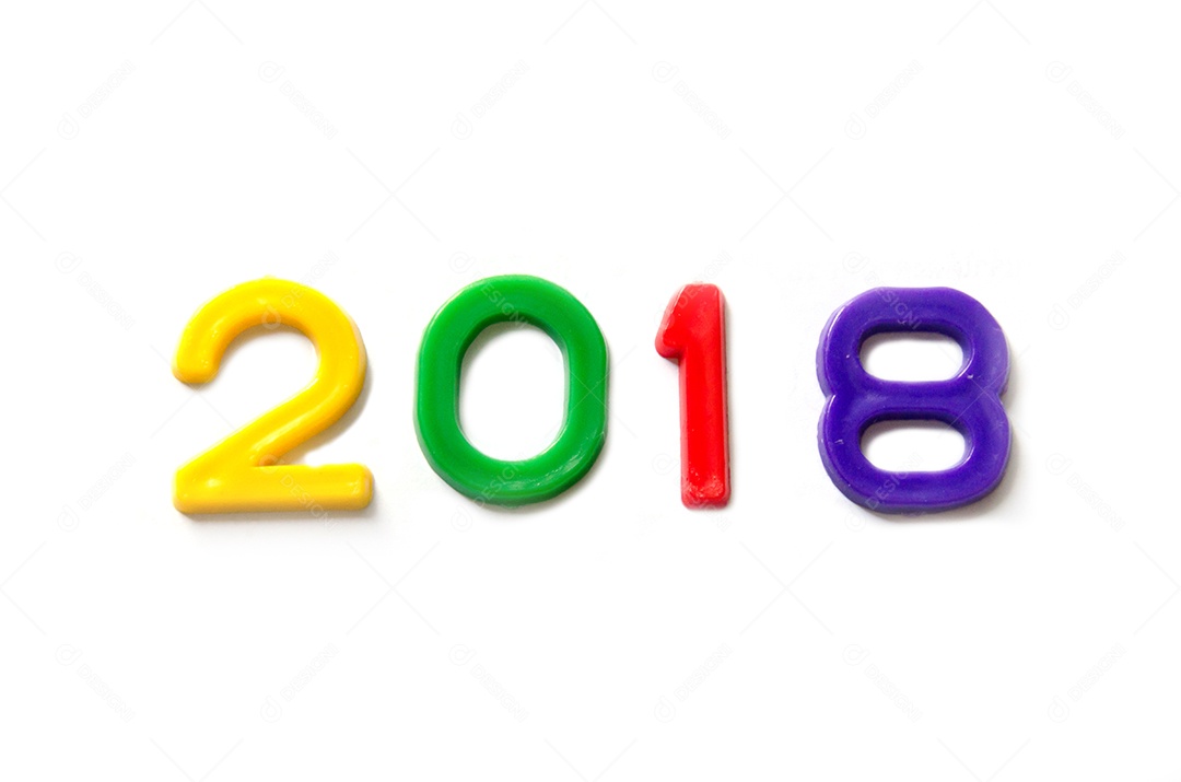 Números plásticos coloridos 2018 fundo branco.