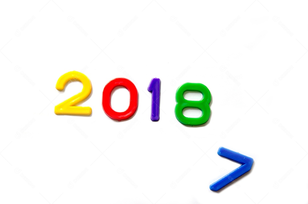 Números plásticos coloridos 2017 a 2018 fundo branco.