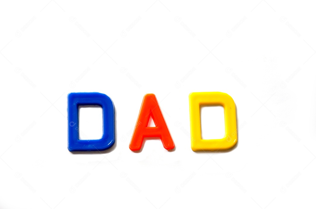 Pai com alfabetos plásticos coloridos sobre fundo branco.