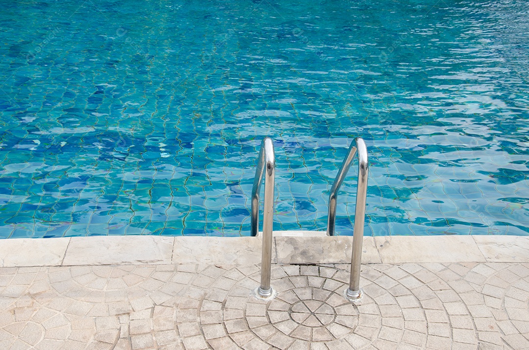 Escadas de aço inoxidável para baixo da piscina.