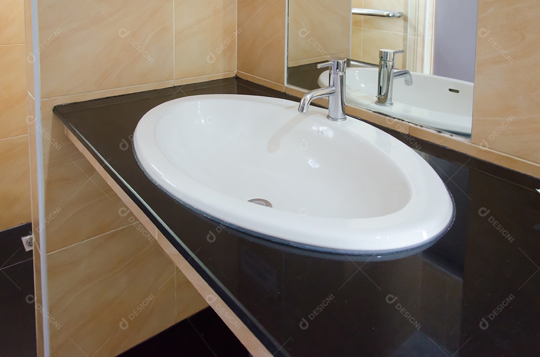 Pia lavar as mãos no banheiro.