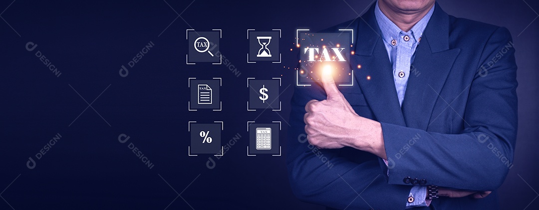 Conceito de declaração de imposto de cálculo Pessoa de negócios usando um laptop