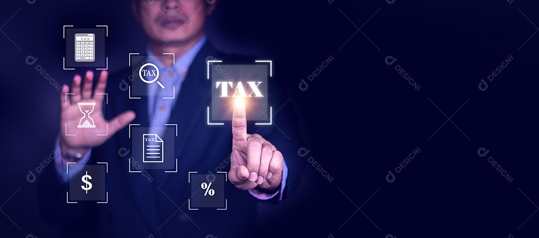 Conceito de declaração de imposto de cálculo Pessoa de negócios usando um laptop para