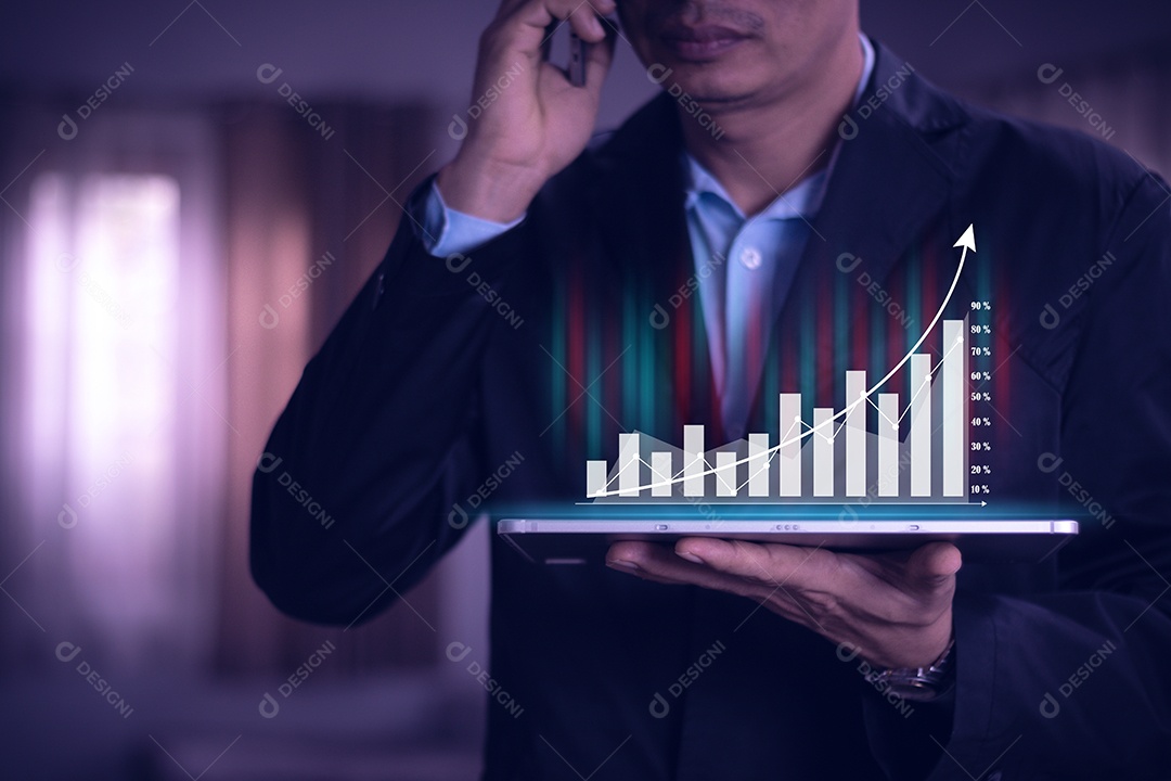 Empresário ou corretor de ações analisando gráfico gráfico de ações