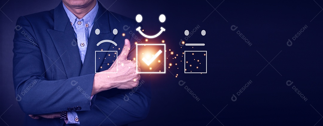 Conceito de avaliação de atendimento ao cliente. homem asiático sorridente