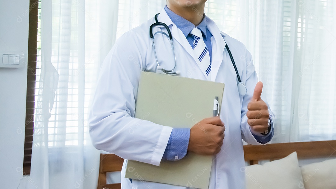 conceito de saúde e médico com estetoscópio na mão