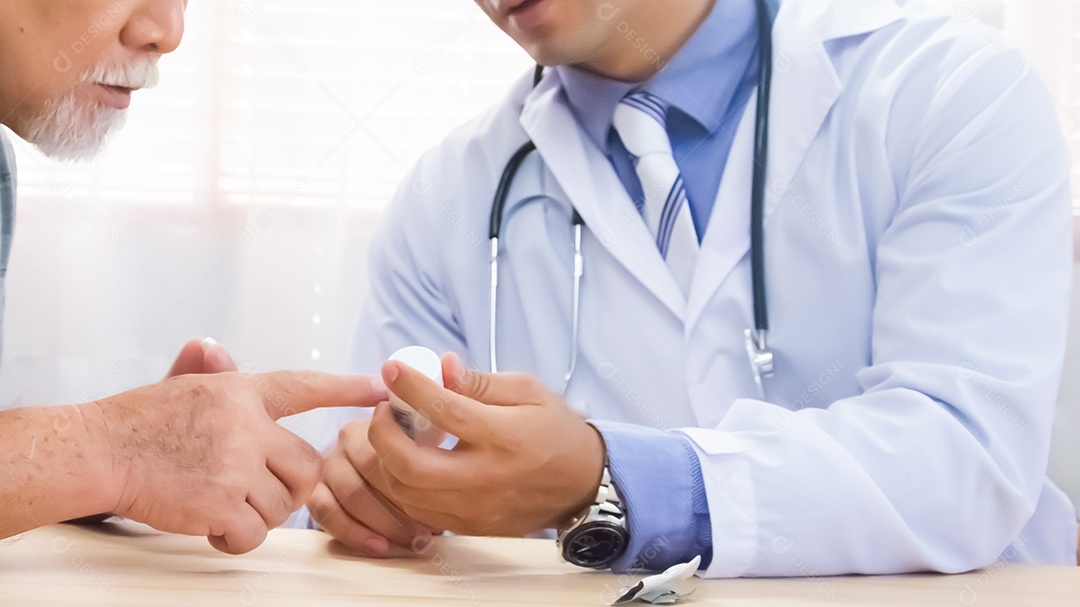 Médico estão recomendando medicamentos Fornecer conselhos de saúde aos pacientes