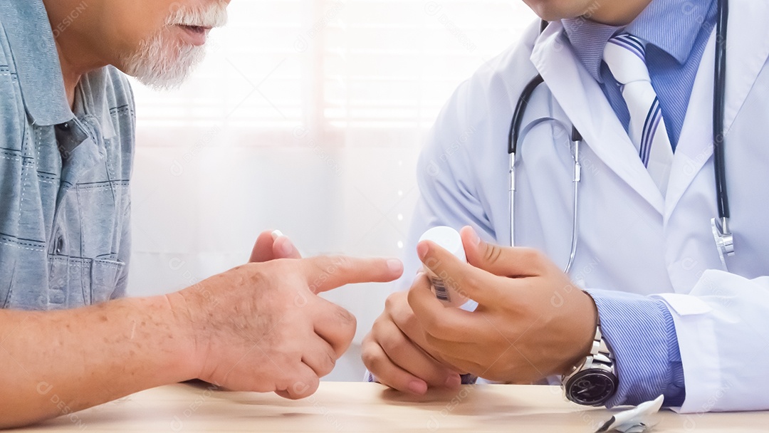 Médico estão recomendando medicamentos Fornecer conselhos de saúde aos pacientes