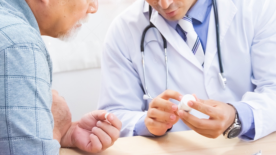 Médico estão recomendando medicamentos Fornecer conselhos de saúde aos pacientes
