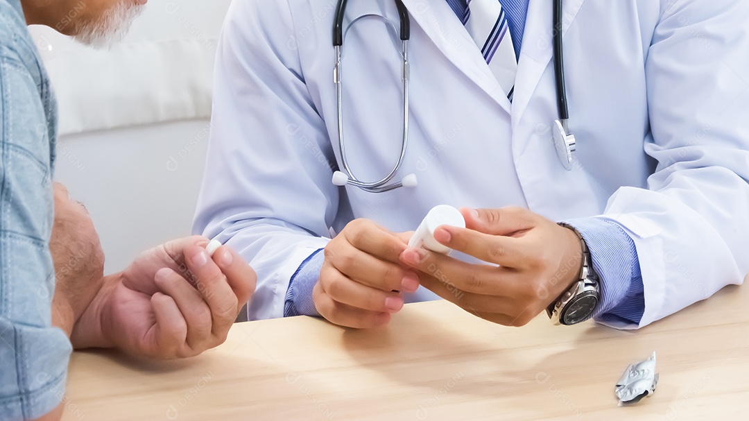 Médico estão recomendando medicamentos Fornecer conselhos de saúde aos pacientes