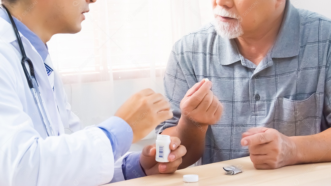 Médico estão recomendando medicamentos Fornecer conselhos de saúde aos pacientes