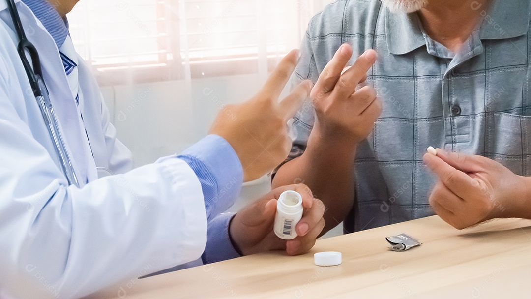 Médico estão recomendando medicamentos Fornecer conselhos de saúde aos pacientes